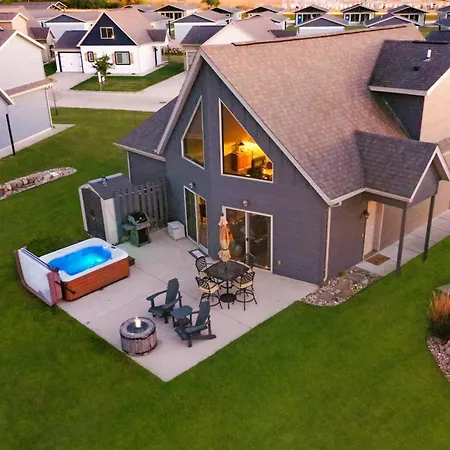 Boho Bungalow On The Pond W/ Hot Tub